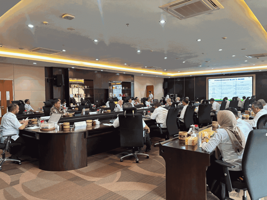 (Pemaparan materi oleh pakar BLUD, Bapak Tito. Sumber: Dokumentasi Syncore)