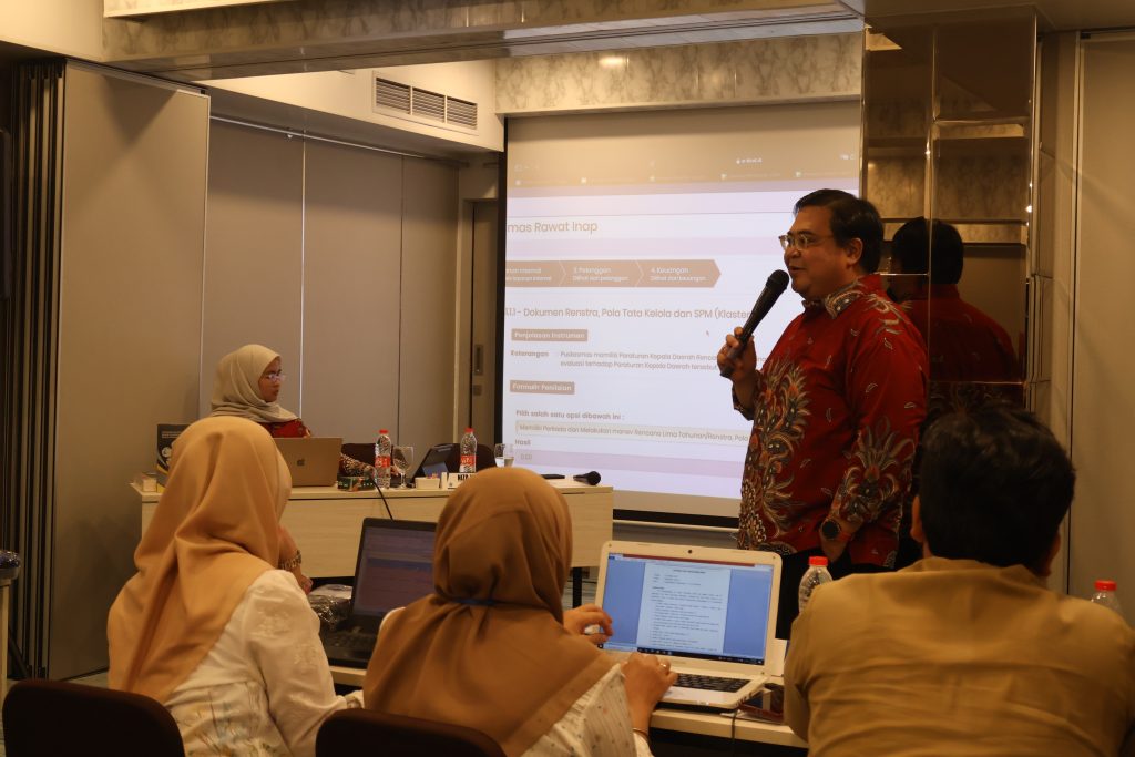 (Niza Wibyana Tito, M.Kom., M.M., M.Ak., CAAT, memberikan pemaparan materi kepada peserta Pelatihan Penyusunan Laporan Kinerja BLUD Puskesmas, doc: Syncore Indonesia melalui BLUD.id)