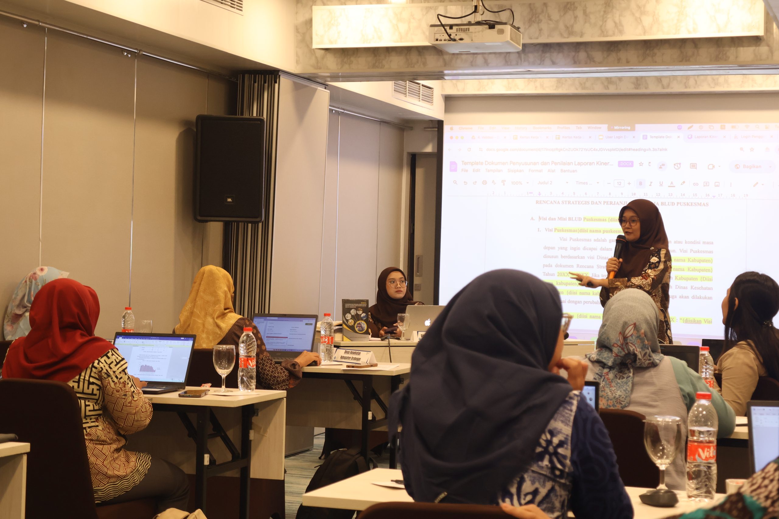 (Siti Nur Maryanti, S.E., CAAT, menyampaikan materi tentang Sistematika dan Praktik Penyusunan Laporan Kinerja BLUD kepada peserta, doc: Syncore Indonesia)